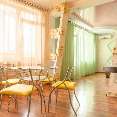 Big Studio Apartment Near River Mall Kiev Buitenkant foto