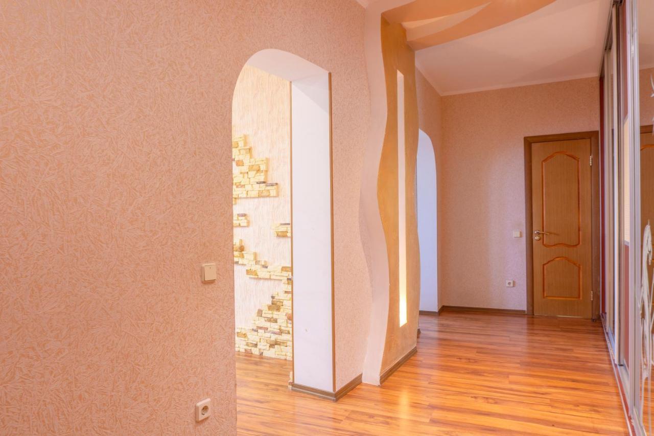 Big Studio Apartment Near River Mall Kiev Buitenkant foto